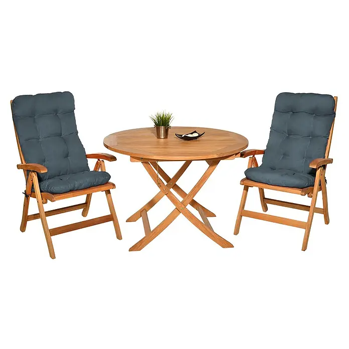 Beautissu Sitzauflage Flair HL - Hochlehner, 4 Stk., L x B x H: 120 x 50 x 8 cm, Polyester, Taubenblau - Hölzernes Terrassen-Essgruppe mit rundem Klapptisch und zwei Klappstühlen mit dunkelgrauen Polstern.