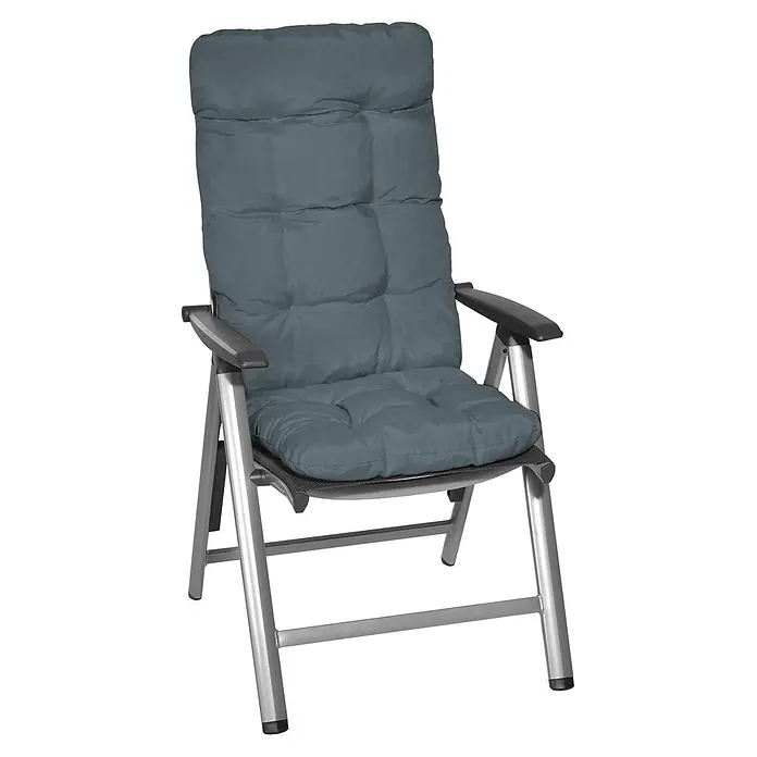Beautissu Sitzauflage Flair HL - Hochlehner, 4 Stk., L x B x H: 120 x 50 x 8 cm, Polyester, Taubenblau - Ein bequemer Klappstuhl mit grauem Polsterkissen, silbernem Gestell und dunklen Armlehnen.