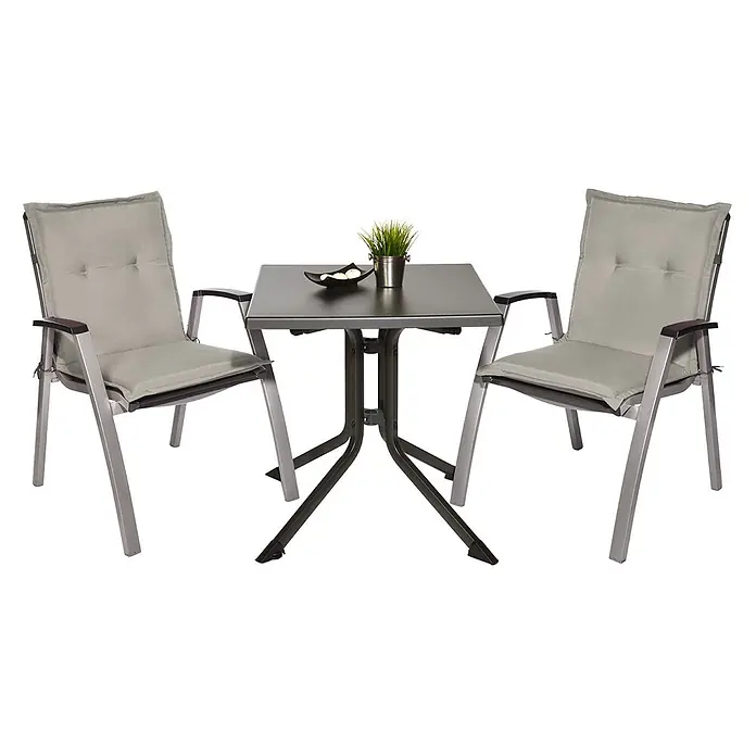 Beautissu Sitzauflage Loft Nl - Niederlehner, 4 Stk., Polyester, Hellgrau - Zwei hellgrau gepolsterte Gartenstühle und ein dunkelgrauer quadratischer Bistrotisch mit Metallgestellen.