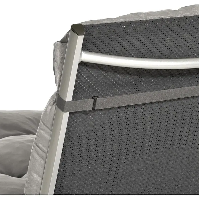 Beautissu Sitzauflage Flair NL - Niederlehner, 8 Stk., L x B x H: 100 x 50 x 8 cm, Polyester, Hellgrau - Nahaufnahme der Rückenlehne eines grauen Outdoor-Stuhls. Mit silbernem Metallrahmen, dunkelgrauem Geflecht und einem grauen Gurt für das Kissen.