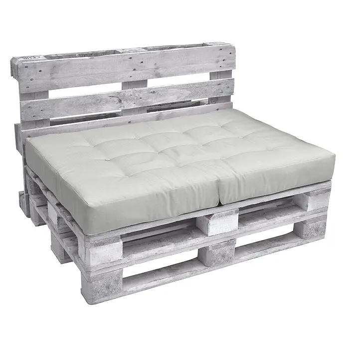Beautissu Sitzauflage ECO Elements - Europalette, 1 Stk., L x B x H: 120 x 80 x 15 cm, Polyester, Hellgrau - Sofa aus weiß gekalkten Holzpaletten mit hellgrauem, getuftetem Kissen.