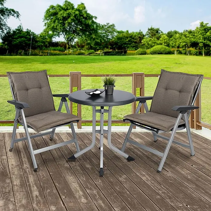 Beautissu Sitzauflage HighLux NL - Niederlehner, 6 Stk., L x B x H: 105 x 50 x 7 cm, Polyester, Taupe - Outdoor-Sitzgruppe mit zwei grauen Klappstühlen mit braunen Kissen und einem kleinen runden schwarzen Tisch auf einer Holzterrasse.
