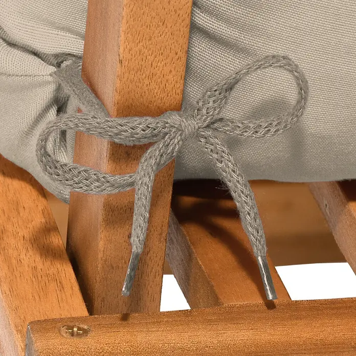 Beautissu Sitzauflage Flair HL - Hochlehner, 6 Stk., L x B x H: 120 x 50 x 8 cm, Polyester, Natur - Nahaufnahme einer grauen Kordel, die ein hellgraues Kissen an einem Holzstuhl befestigt.
