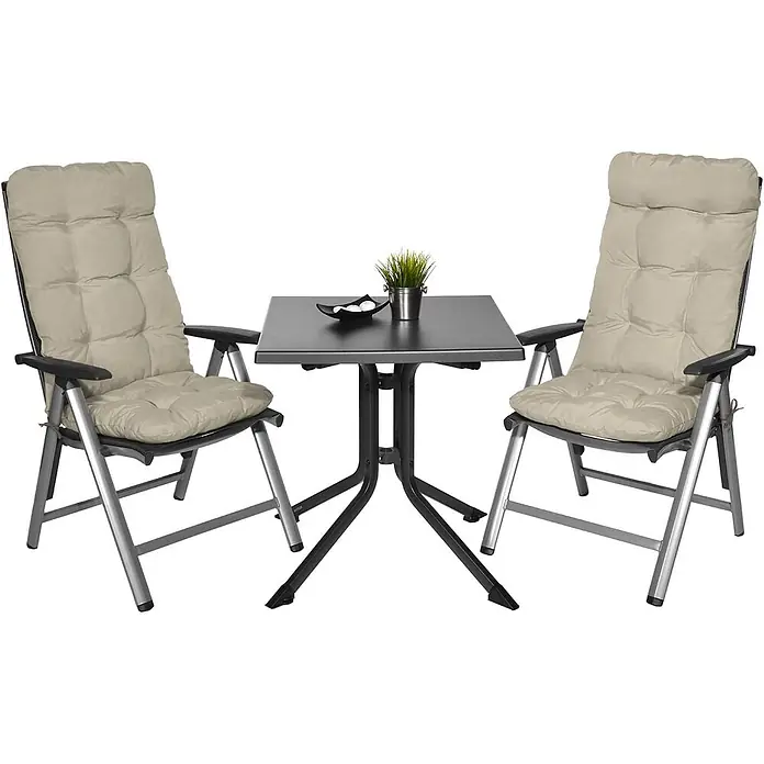 Beautissu Sitzauflage Flair HL - Hochlehner, 6 Stk., L x B x H: 120 x 50 x 8 cm, Polyester, Natur - Zwei Klappstühle mit beigen Polstern und ein quadratischer dunkelgrauer Tisch als kompaktes Garten-/Balkonset.