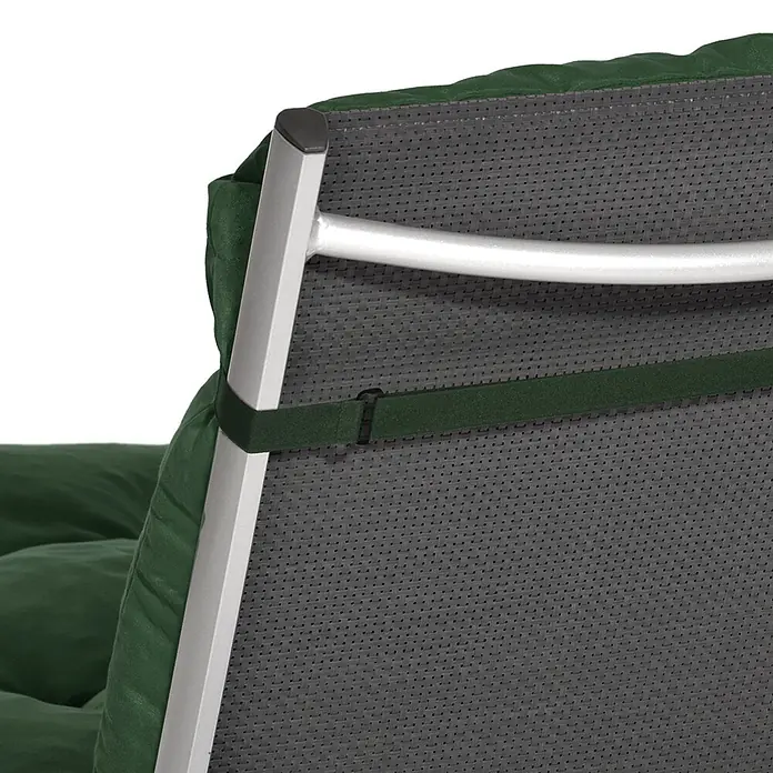 Beautissu Sitzauflage Flair NL - Niederlehner, 4 Stk., L x B x H: 100 x 50 x 8 cm, Polyester, Dunkelgrün - Grünes Outdoor-Kissen, befestigt an einem silbernen Stuhlgestell mit dunkelgrauer Rückenlehne und grünem Gurt.