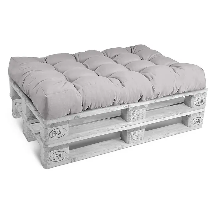 Beautissu Sitzauflage Eco Style - Europalette, 1 Stk., Polyester, Hellgrau - Hellgraues, getuftetes Kissen auf zwei gestapelten hellen Holzpaletten, bildet eine einfache Outdoor- oder Lounge-Sitzgelegenheit.