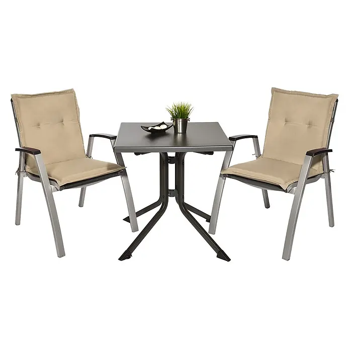 Beautissu Sitzauflage Loft Nl - Niederlehner, 4 Stk., Polyester, Natur - Ein grauer quadratischer Bistrotisch und zwei passende Stühle mit beigen Polstern, ideal für den Außenbereich.