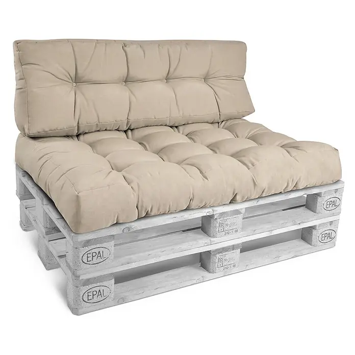 Beautissu Sitzauflage Eco Style - Europalette, 1 Stk., Polyester, Beige - Beige Palettenkissen als Sitz- und Rückenlehne auf zwei weißen Holzpaletten.