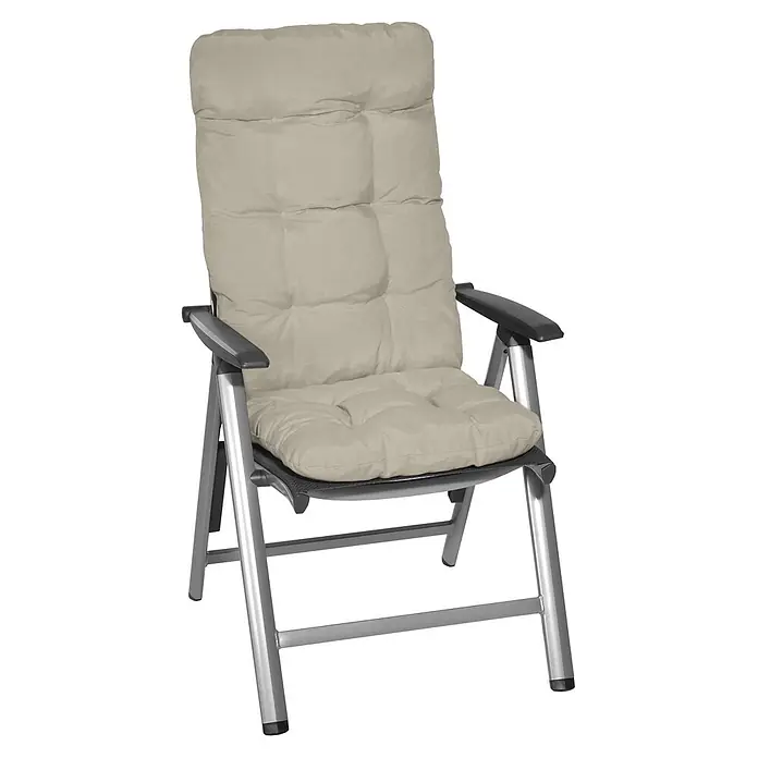 Beautissu Sitzauflage Flair HL - Hochlehner, 4 Stk., L x B x H: 120 x 50 x 8 cm, Polyester, Natur - Klappbarer Gartenstuhl mit silbergrauem Aluminiumrahmen, schwarzen Armlehnen und bequemem beigefarbenem Polster.