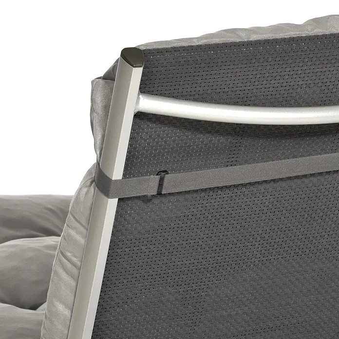 Beautissu Sitzauflage Flair NL - Niederlehner, 4 Stk., L x B x H: 100 x 50 x 8 cm, Polyester, Hellgrau - Rückseite eines grauen Kissens, mit Gurt an einem silbernen Stuhl mit dunkelgrauem Geflecht befestigt.