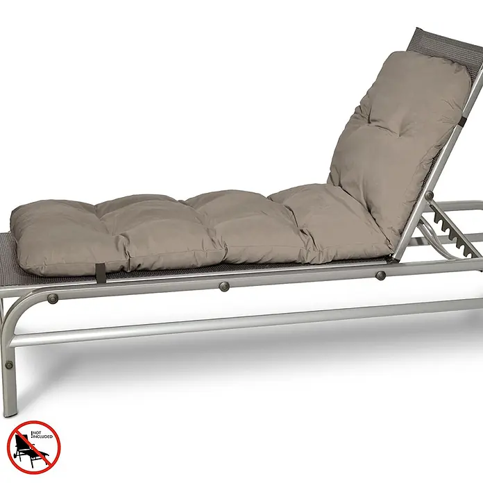 Beautissu Liegenauflage Flair RL - Rollliege, 2 Stk., L x B x H: 190 x 60 x 16 cm, Polyester, Taupe - Beiges, gestepptes Kissen für Liegestuhl auf einem silbernen Outdoor-Liegestuhl.