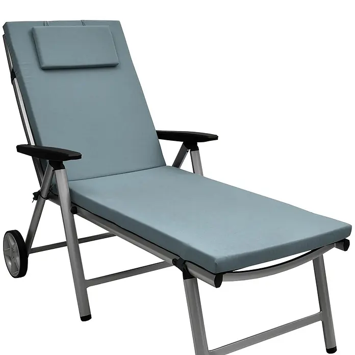 Beautissu Liegenauflage Loft RL - Rollliege, 1 Stk., L x B x H: 200 x 60 x 5 cm, Polyester, Taubenblau - Verstellbare Sonnenliege mit hellblauem Polster, silbergrauem Aluminiumrahmen, schwarzen Armlehnen und Rollen.
