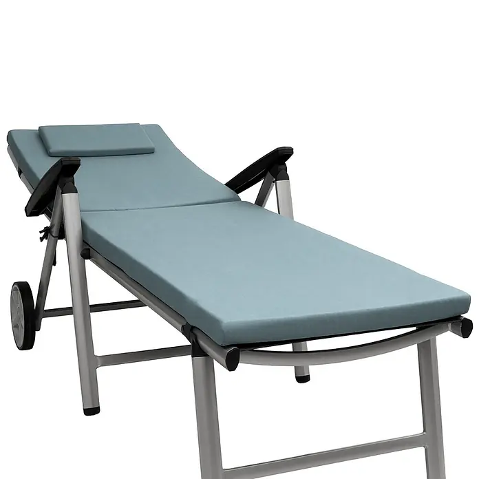 Beautissu Liegenauflage Loft RL - Rollliege, 1 Stk., L x B x H: 200 x 60 x 5 cm, Polyester, Taubenblau - Hellblaue Sonnenliege mit silbernem Gestell und Rädern, inklusive Kopfstütze und Armlehnen.