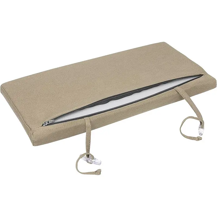 Beautissu Liegenauflage Loft RL - Rollliege, 2 Stk., Polyester, Natur - Rechteckiges beiges Outdoor-Kissen mit teilweise offenem Reißverschluss, weißer Polsterung und zwei Stoffbändern mit transparenten Clips.