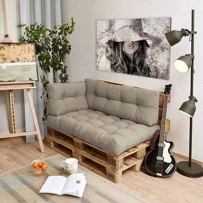 Beautissu Sitzauflage Eco Style - Europalette, 2 Stk., Polyester, Beige - Hellgraue Polsterkissen bilden ein bequemes Eck-Palettensofa.