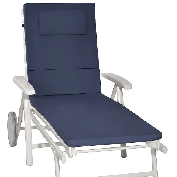 Beautissu Liegenauflage Loft RL - Rollliege, 1 Stk., Polyester, Dunkelblau - Weißer Liegestuhl mit dunkelblauen Kissen und Rollen.