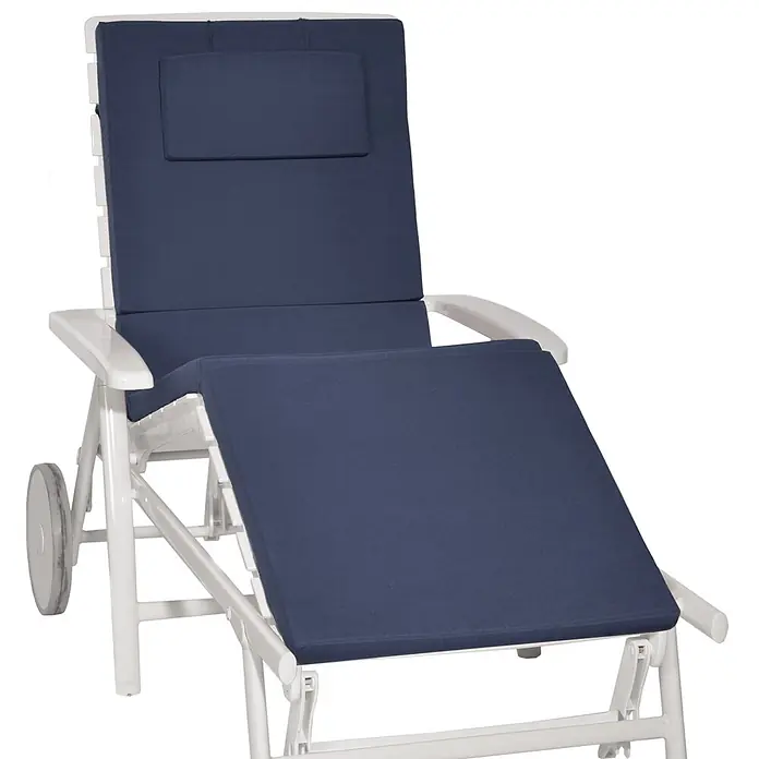 Beautissu Liegenauflage Loft RL - Rollliege, 1 Stk., Polyester, Dunkelblau - Weißer Liegestuhl mit dunkelblauen Kissen, verstellbarer Rückenlehne und Rollen.
