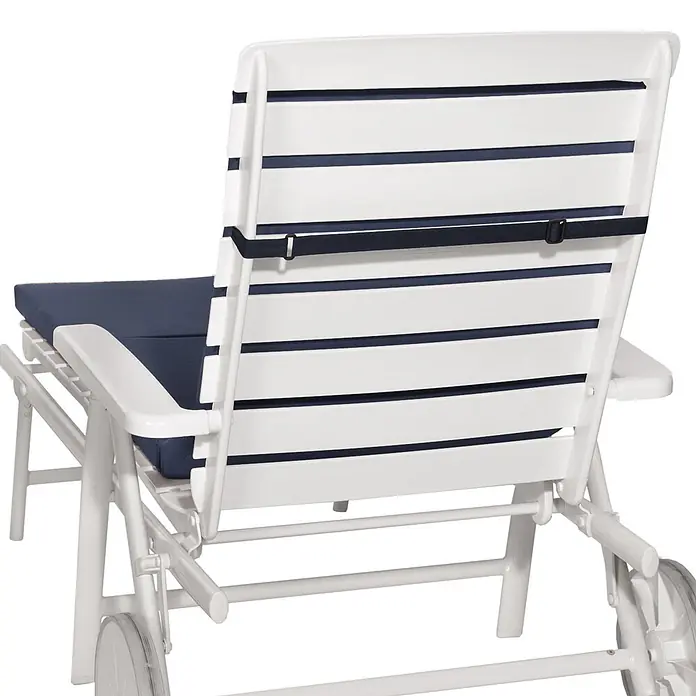 Beautissu Liegenauflage Loft RL - Rollliege, 1 Stk., Polyester, Dunkelblau - Weiße Chaiselongue mit marineblauem Kissen, Gurt und Rädern.