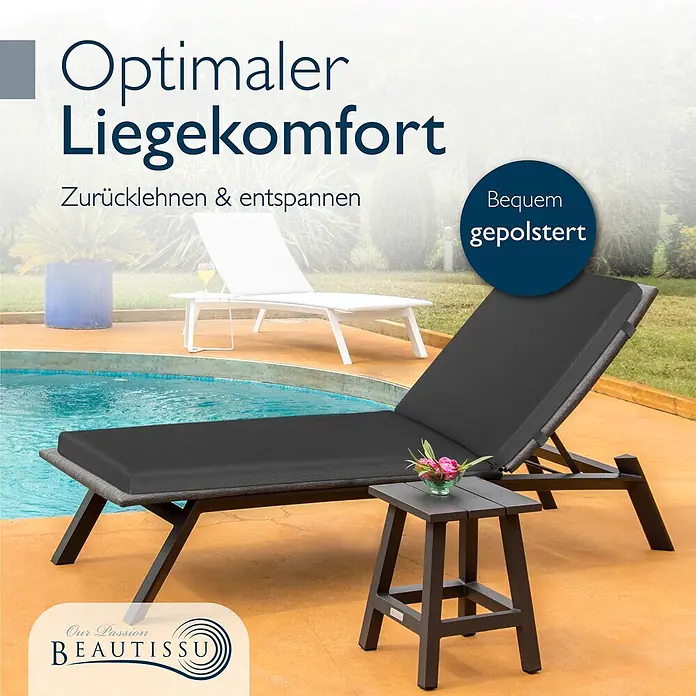 Beautissu Liegenauflage QD-RL - Rollliege, 2 Stk., L x B x H: 190 x 60 x 5 cm, Polyester, Anthrazit - Dunkelgraue gepolsterte Sonnenliege und kleiner Beistelltisch am Pool für optimalen Komfort.