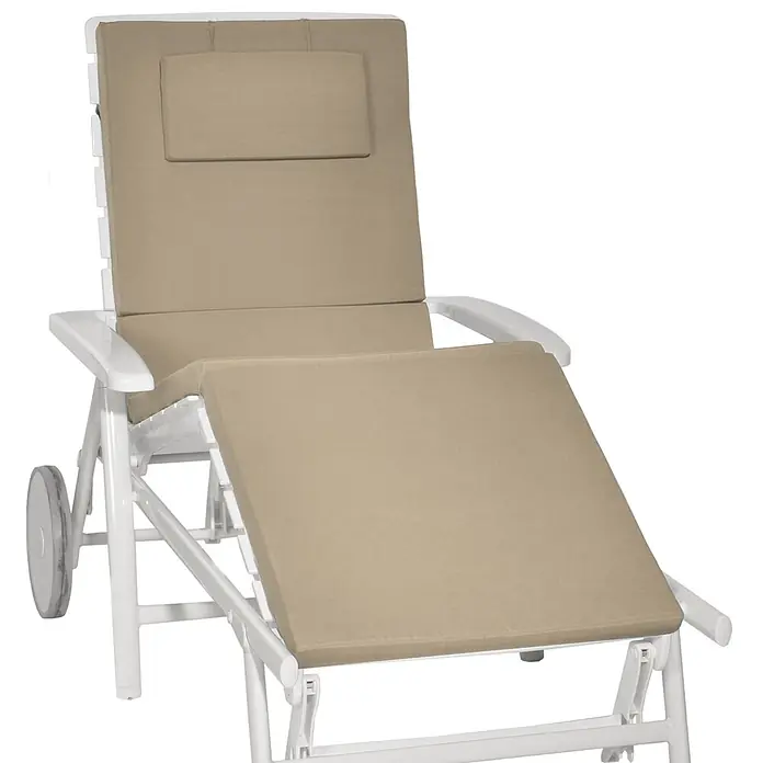 Beautissu Liegenauflage Loft RL - Rollliege, 1 Stk., Polyester, Natur - Weißer Kunststoff-Liegestuhl mit beigen Kissen, verstellbarer Rückenlehne, Kopfstütze und Rollen.