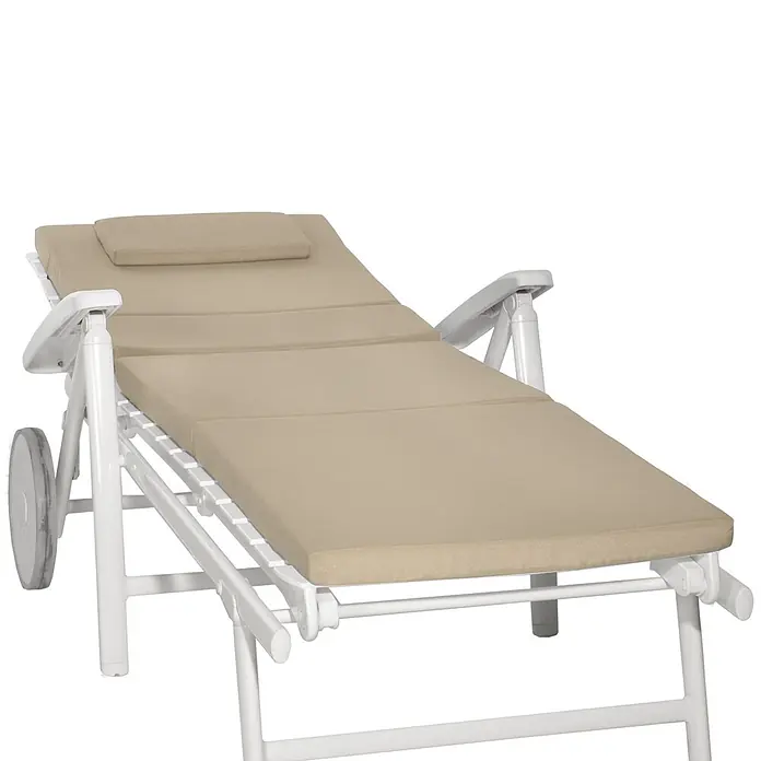 Beautissu Liegenauflage Loft RL - Rollliege, 1 Stk., Polyester, Natur - Weißer verstellbarer Liegestuhl mit beigen Polstern und Rollen.