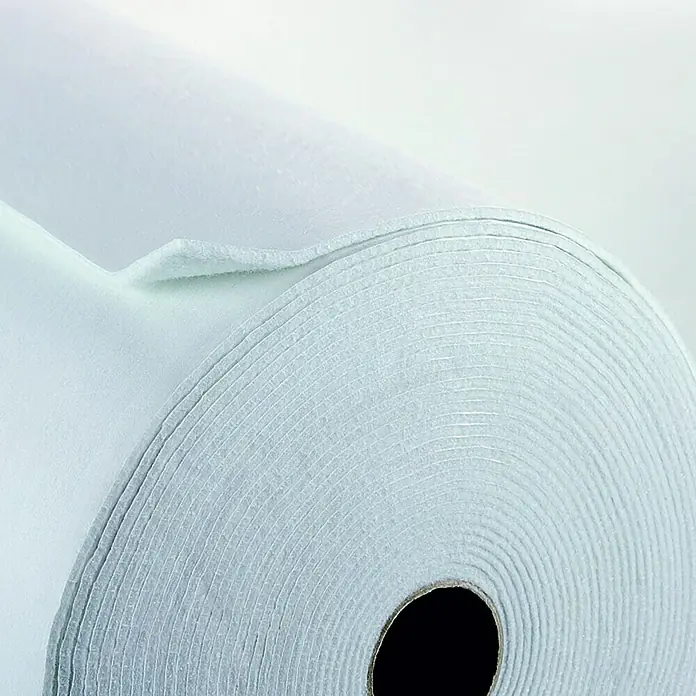 Erfurt Thermovlies Klima Tec Basic - 1 mm, 10 x 0,75 m, Weiß - Nahaufnahme einer Rolle hochwertigen weißen Filzstoffs, ideal für Bastelarbeiten und Textilprojekte. Die Textur und Qualität des Materials sind deutlich sichtbar.
