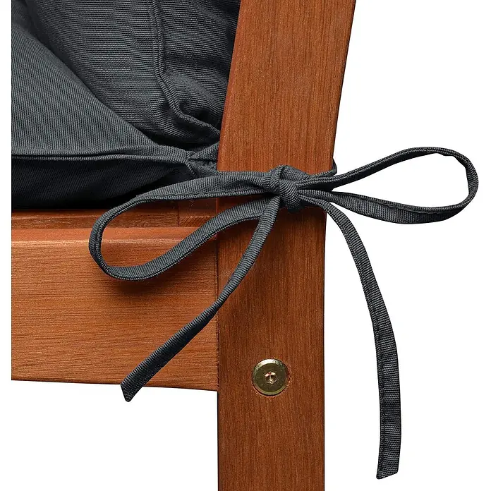 Beautissu Liegenauflage Flair DC - Deckchair, 2 Stk., L x B x H: 200 x 50 x 8 cm, Polyester, Graphitgrau - Dunkelgraues Stuhlkissen mit passender Stoffschleife an einem Holzstuhl befestigt.