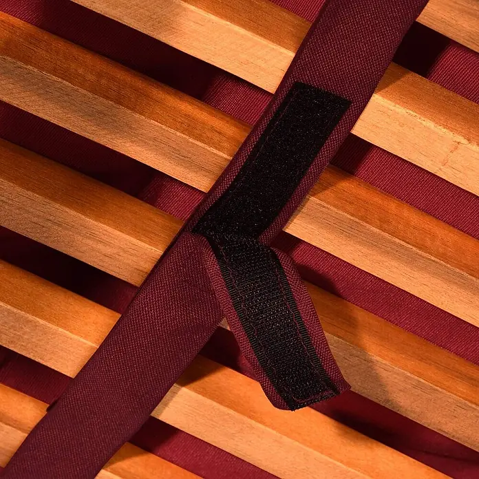 Beautissu Liegenauflage Flair DC - Deckchair, 1 Stk., L x B x H: 200 x 50 x 8 cm, Polyester, Rot - Maroonfarbener Gurt mit schwarzen Klettverschlüssen auf einer Holzlattenunterlage.