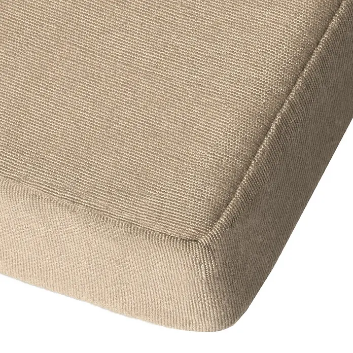 Beautissu Liegenauflage LoftLux DC - Deckchair, 1 Stk., Polyester, Natur - Nahaufnahme eines beigefarbenen, texturierten Stoffkissens mit einer prominenten Naht und Ecke.