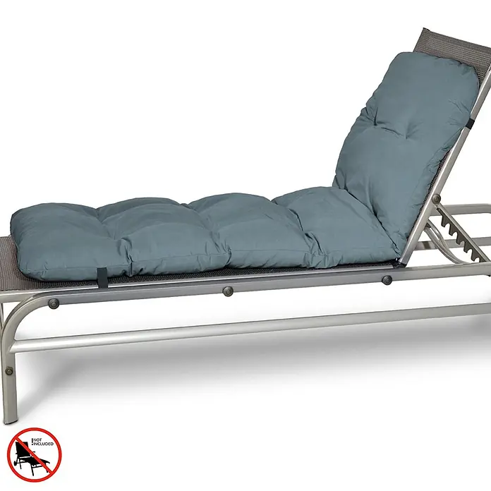 Beautissu Liegenauflage Flair RL - Rollliege, 2 Stk., L x B x H: 190 x 60 x 16 cm, Polyester, Taubenblau - Blau-graues gestepptes Outdoor-Kissen auf einem silbernen Metall-Liegestuhl.