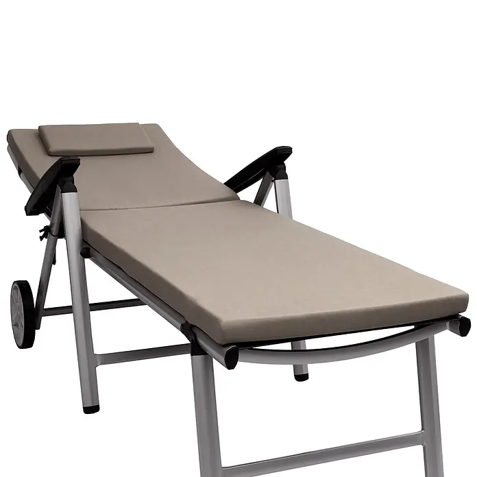 Beautissu Liegenauflage Loft RL - Rollliege, 1 Stk., L x B x H: 200 x 60 x 5 cm, Polyester, Taupe - Verstellbare beige gepolsterte Sonnenliege mit silbergrauem Gestell, schwarzen Armlehnen und Rädern.
