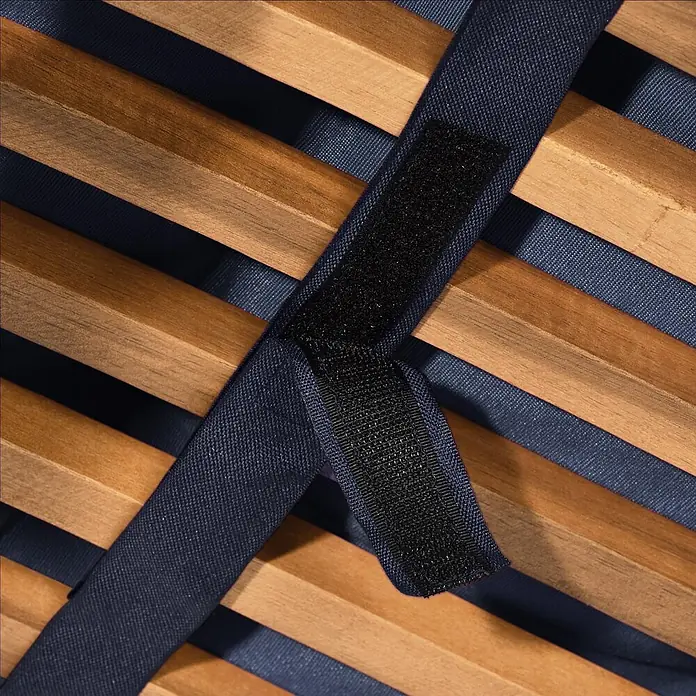 Beautissu Liegenauflage LoftLux DC - Deckchair, 2 Stk., Polyester, Dunkelblau - Dunkelblauer Stoffgurt mit schwarzem Klettverschluss, diagonal über hellbraunen Holzlatten liegend.