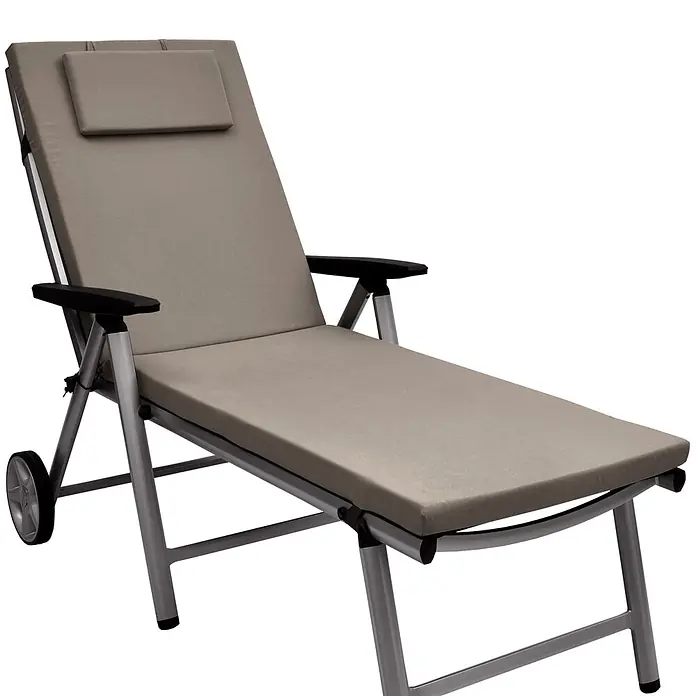 Beautissu Liegenauflage Loft RL - Rollliege, 2 Stk., L x B x H: 200 x 60 x 10 cm, Polyester, Taupe - Verstellbare graue gepolsterte Sonnenliege mit silbernem Gestell, schwarzen Armlehnen und Rädern.