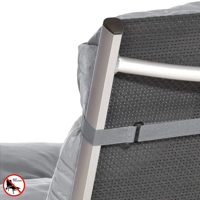 Beautissu Liegenauflage Flair RL - Rollliege, 1 Stk., Polyester, Hellgrau - Graue Möbelabdeckung, mit verstellbarem grauen Gurt an der Rückenlehne von Gartenmöbeln befestigt.