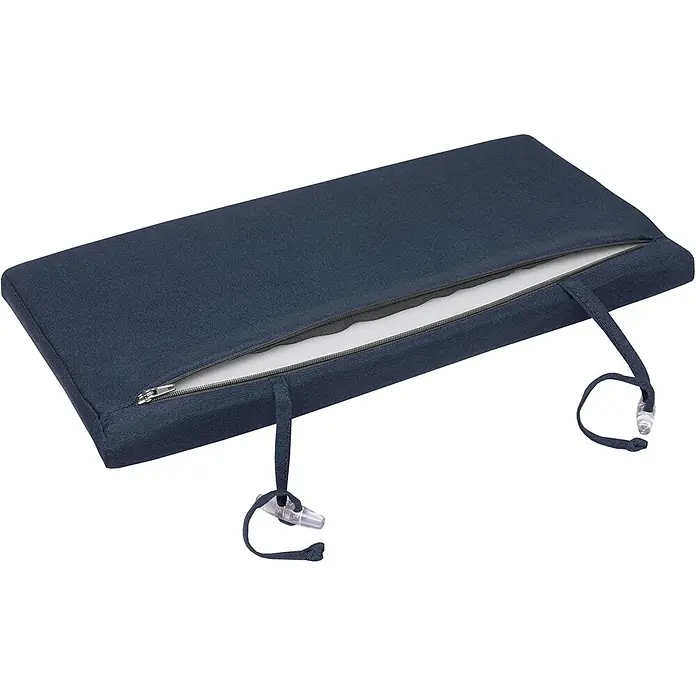 Beautissu Liegenauflage Loft RL - Rollliege, 2 Stk., L x B x H: 200 x 60 x 10 cm, Polyester, Dunkelblau - Dunkelblaues Kissen mit teilweise geöffnetem Bezug, weißem Schaumstoff und zwei Befestigungsbändern mit transparenten Schnallen.