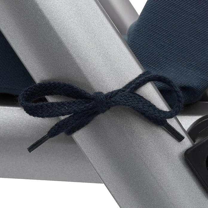 Beautissu Liegenauflage Loft RL - Rollliege, 2 Stk., L x B x H: 200 x 60 x 10 cm, Polyester, Dunkelblau - Dunkelblauer Schnürsenkel mit Agletten sichert ein marineblaues Stoffkissen an einem silbergrauen Metallrahmen.