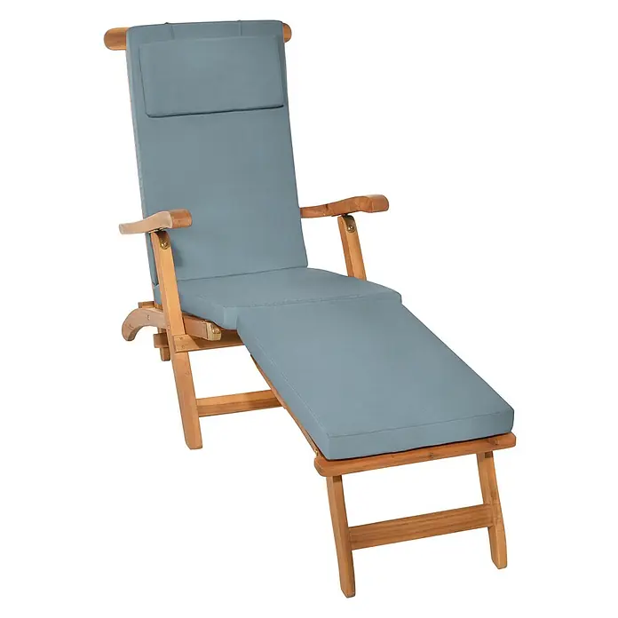 Beautissu Liegenauflage LoftLux DC - Deckchair, 1 Stk., L x B x H: 175 x 45 x 5 cm, Polyester, Taubenblau - Hölzerner Liegestuhl mit blau-grauen Polstern, zum Zurücklehnen ausgezogen.