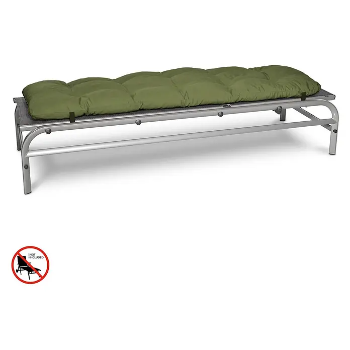 Beautissu Liegenauflage Flair RL - Rollliege, 1 Stk., L x B x H: 190 x 60 x 8 cm, Polyester, Olivgrün - Silbernes Metallgestell einer Chaiselongue mit grauer Netzunterlage und langem, gestepptem olivgrünem Kissen.