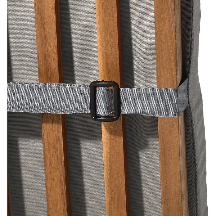 Beautissu Liegenauflage LoftLux DC - Deckchair, 2 Stk., L x B x H: 175 x 45 x 10 cm, Polyester, Hellgrau - Grauer Stoffgurt mit schwarzer Schnalle, der graue Polsterung an Holzlatten befestigt.