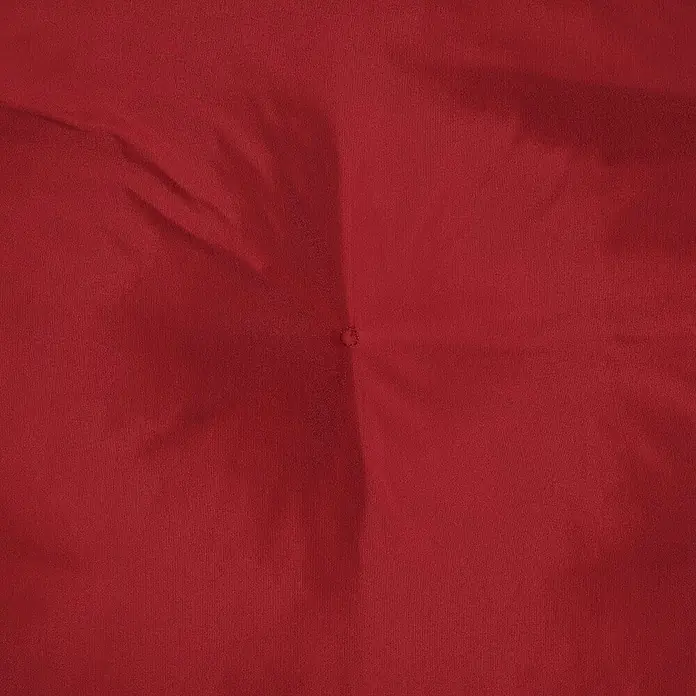 Beautissu Liegenauflage Flair RL - Rollliege, 2 Stk., Polyester, Rot - Nahaufnahme von leuchtend rotem Stoff mit leichter Textur und einem kleinen Fadenriss/Loch in der Mitte.