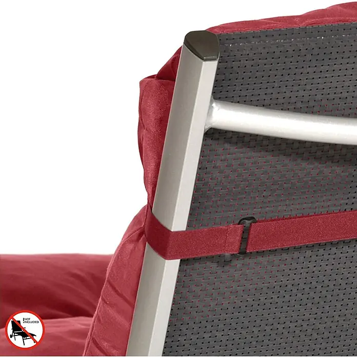 Beautissu Liegenauflage Flair RL - Rollliege, 2 Stk., Polyester, Rot - Rotes Outdoor-Kissen mit Befestigungsgurt, an einem Stuhlgestell mit dunkler Geflecht-Rückenlehne befestigt.