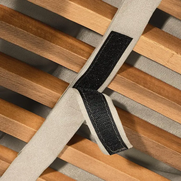 Beautissu Liegenauflage LoftLux DC - Deckchair, 2 Stk., Polyester, Natur - Helles beiges Stoffband mit schwarzen Klettverschlüssen, liegend auf einer Holzlattenoberfläche.
