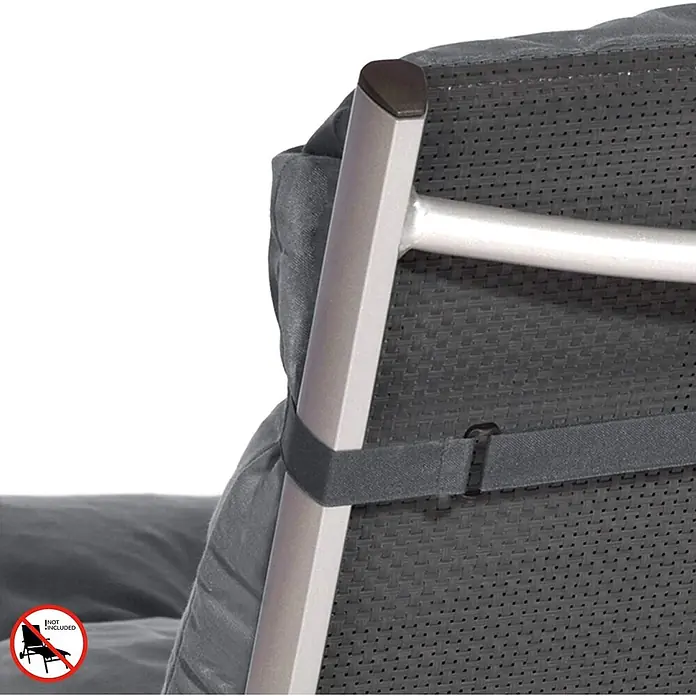 Beautissu Liegenauflage Flair RL - Rollliege, 2 Stk., Polyester, Graphitgrau - Graues Kissen mit Gurt an dunklerem, geflochtenem Stuhlrücken und hellem Metallrahmen befestigt.
