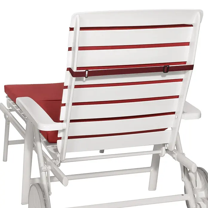 Beautissu Liegenauflage Loft RL - Rollliege, 1 Stk., Polyester, Rot - Weißer Liegestuhl mit rotem Kissen und Haltegurt, ausgestattet mit Rollen für Mobilität.