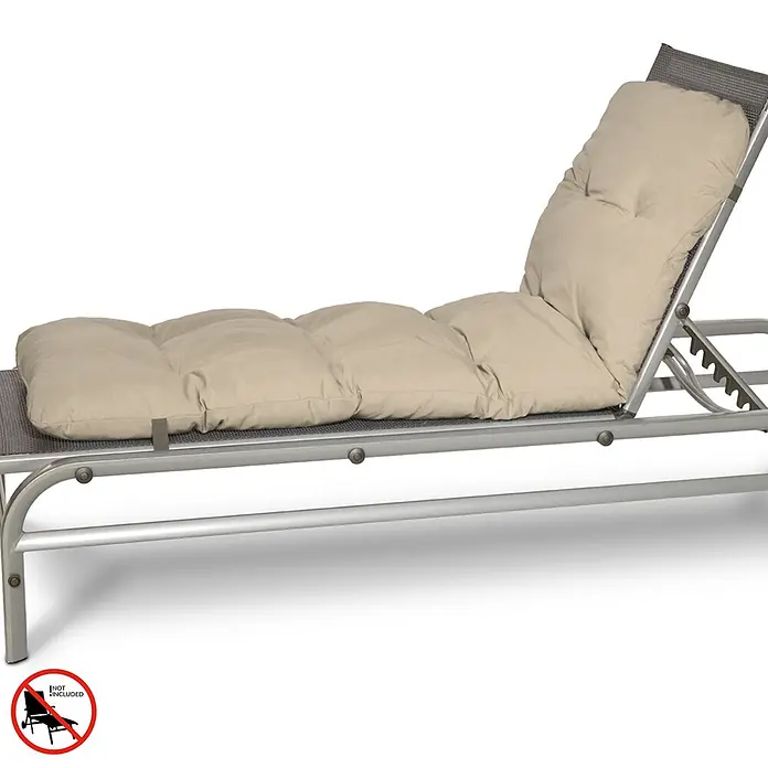 Beautissu Liegenauflage Flair RL - Rollliege, 1 Stk., Polyester, Natur - Gestepptes beiges Liegestuhlkissen auf einem Outdoor-Metall-Liegestuhl.