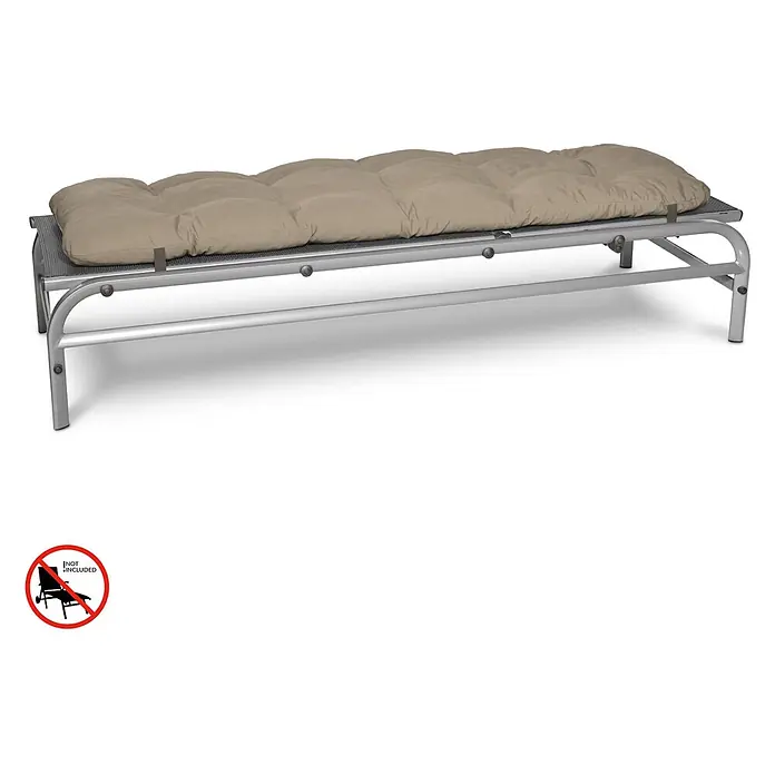 Beautissu Liegenauflage Flair RL - Rollliege, 1 Stk., Polyester, Natur - Silberne Metall-Gartenliege mit dunkelgrauem Netz und beigem Steppkissen.