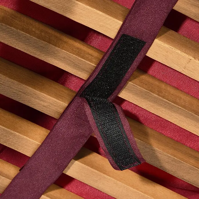 Beautissu Liegenauflage LoftLux DC - Deckchair, 2 Stk., Polyester, Rot - Burgunderroter Stoffgurt mit schwarzem Klettverschluss auf Holzleisten und rotem Stoff.