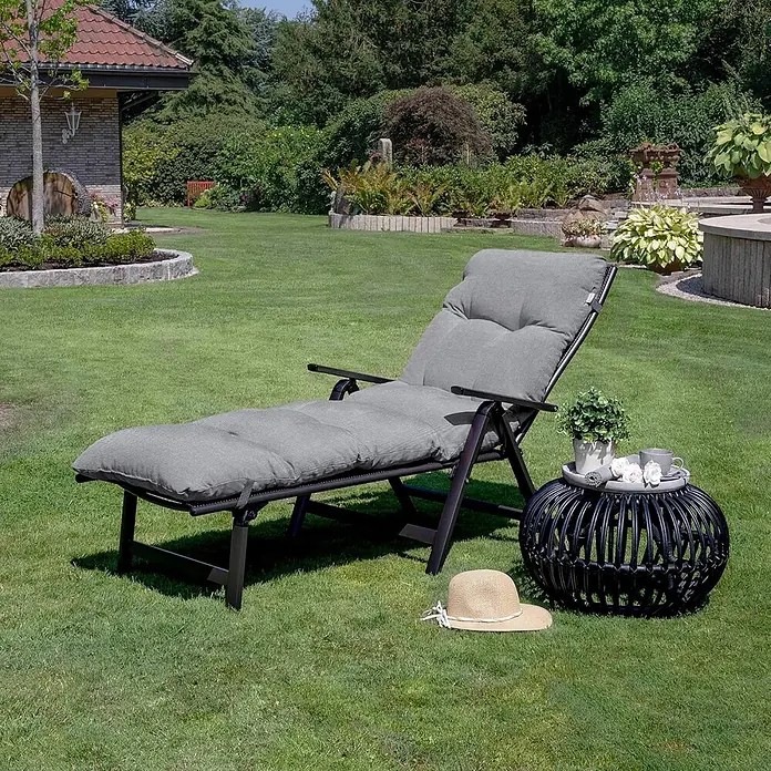Beautissu Liegenauflage Flair RL - Rollliege, 2 Stk., Polyester, Hellgrau - Graue Gartenliege mit schwarzem Gestell und weicher Auflage.