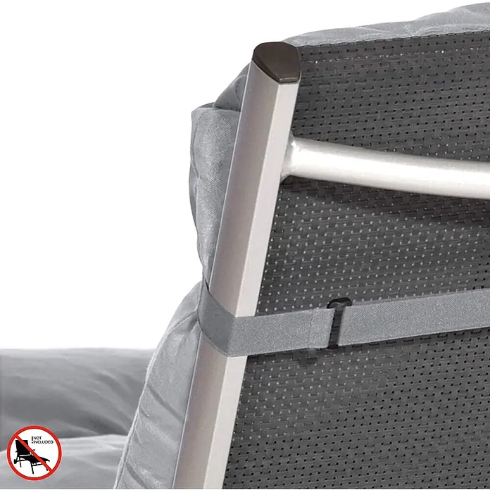 Beautissu Liegenauflage Flair RL - Rollliege, 2 Stk., Polyester, Hellgrau - Rückseite eines grauen Kissens mit Befestigungsgurt, an grauem Rattan-Stuhl mit silbernem Rahmen.