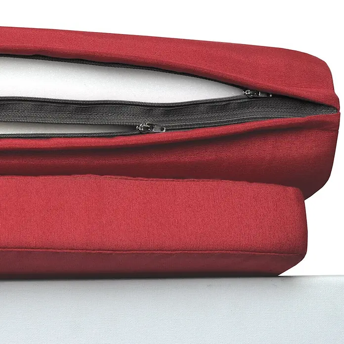 Beautissu Liegenauflage LoftLux DC - Deckchair, 1 Stk., Polyester, Rot - Rotes Stoffkissen mit offenem schwarzem Reißverschluss, zeigt weißen Schaumstoffeinsatz. Ein weiteres rotes Kissen darunter.
